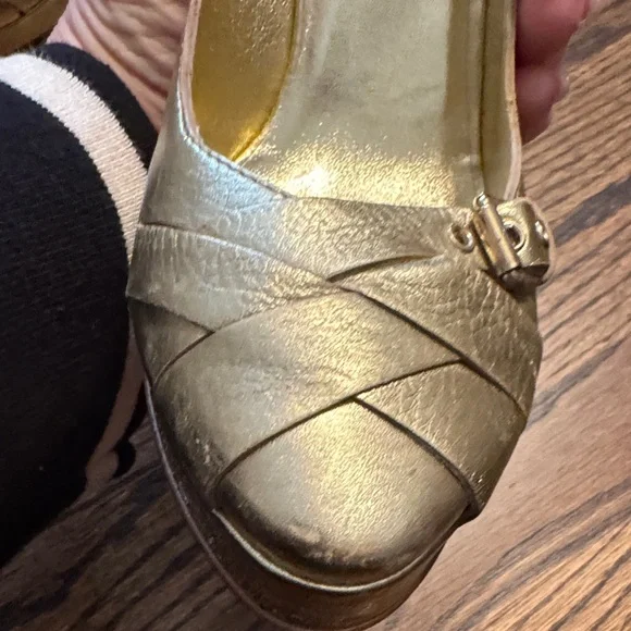 Dolce & Gabbana Metallic Gold High Heel Pumps with Buckle Detail. Size 40 - Picture 10 of 10